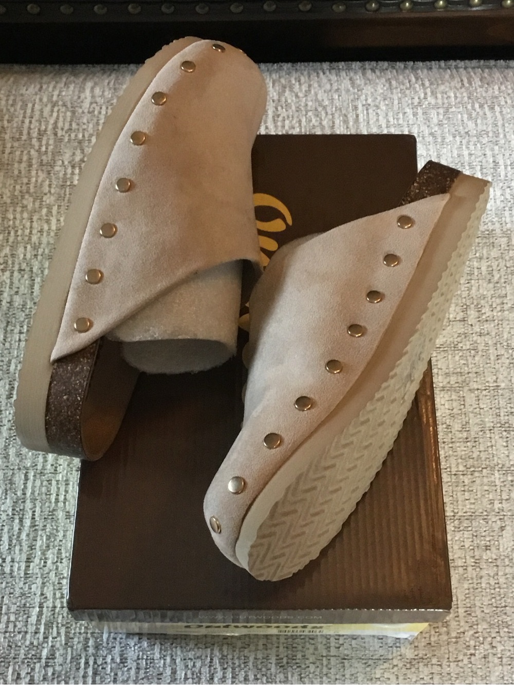 Outwoods Sand Suede Clogs with Grommets - Picture 3 of 7